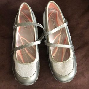 Skechers size 8 1/2 med new